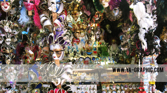 Masques de Venise dans boutique de déguisements à Venise