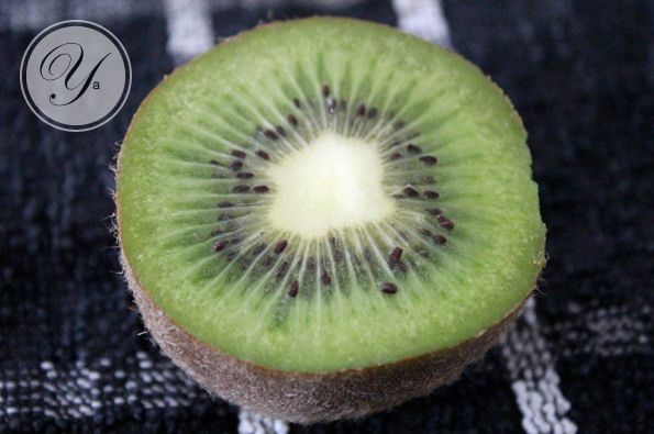 Photo d'un kiwi (le fruit) coupé en deux.