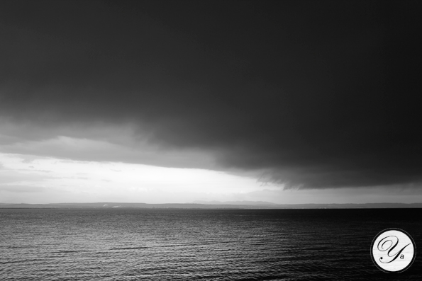 Étang de Berre sous l'orage.