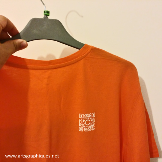QR Code derrière le t-shirt de miseajour.ch