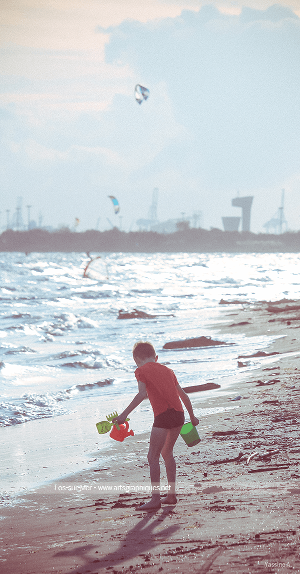 Pelle, seau et rateau : jeu d'enfant sur la plage de Fos-sur-Mer