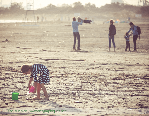 Famille sur la plage de Fos-sur-Mer