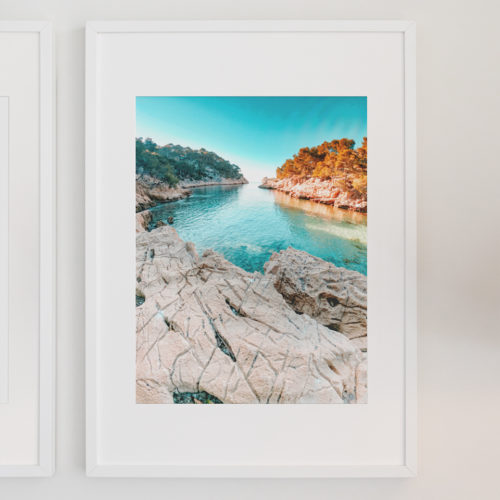 Poster calanques de Cassis, eau turquoise avec pins et rochers