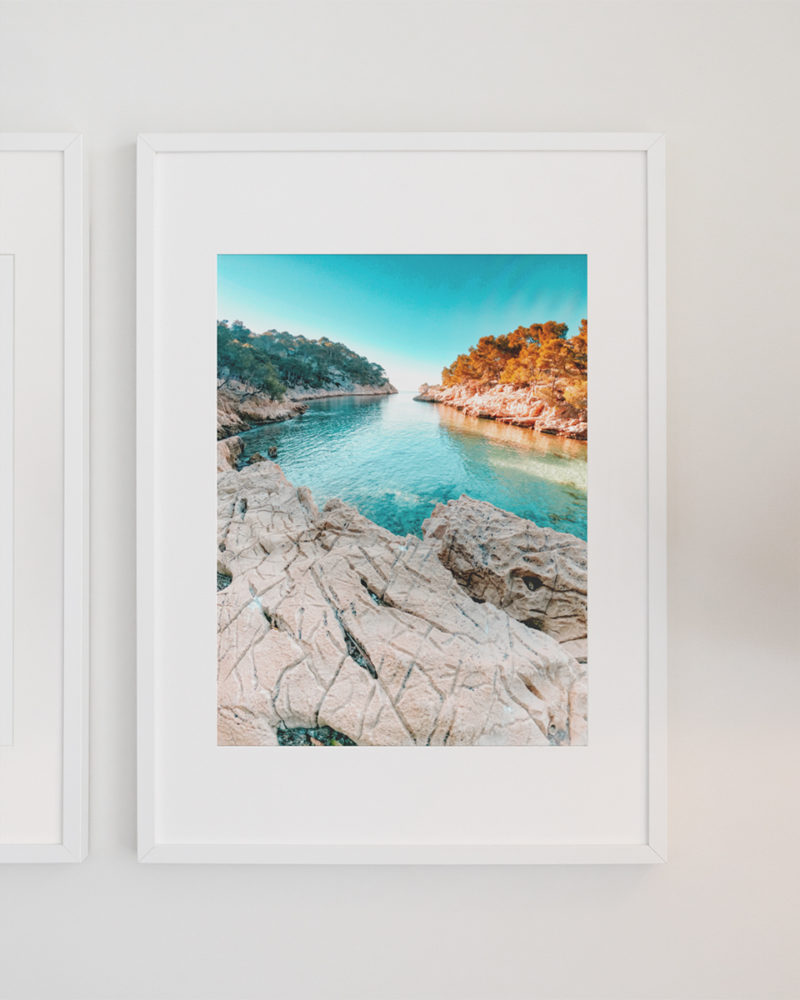 Poster calanques de Cassis, eau turquoise avec pins et rochers